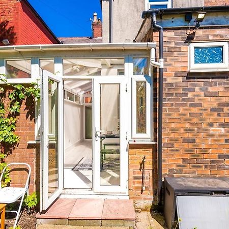 Large 4 Bedroom Home With Free Parking Near Mediacityuk Манчестер Экстерьер фото
