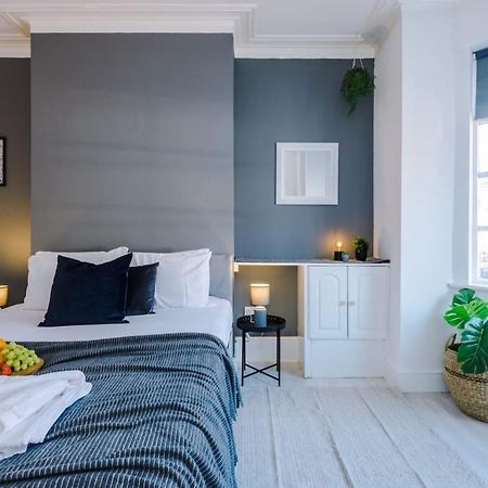 Large 4 Bedroom Home With Free Parking Near Mediacityuk Манчестер Экстерьер фото