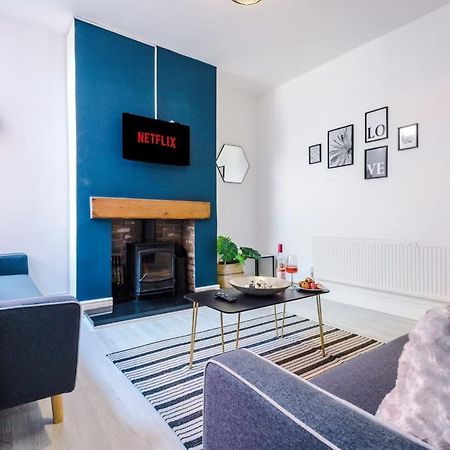 Large 4 Bedroom Home With Free Parking Near Mediacityuk Манчестер Экстерьер фото