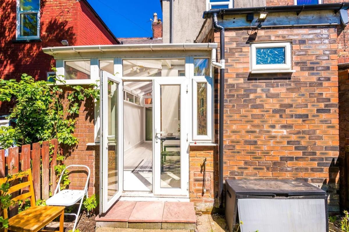 Large 4 Bedroom Home With Free Parking Near Mediacityuk Манчестер Экстерьер фото