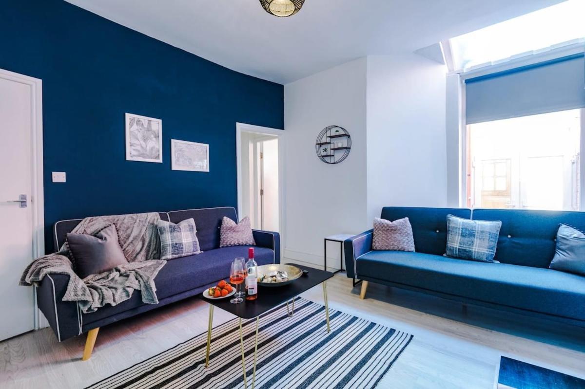Large 4 Bedroom Home With Free Parking Near Mediacityuk Манчестер Экстерьер фото