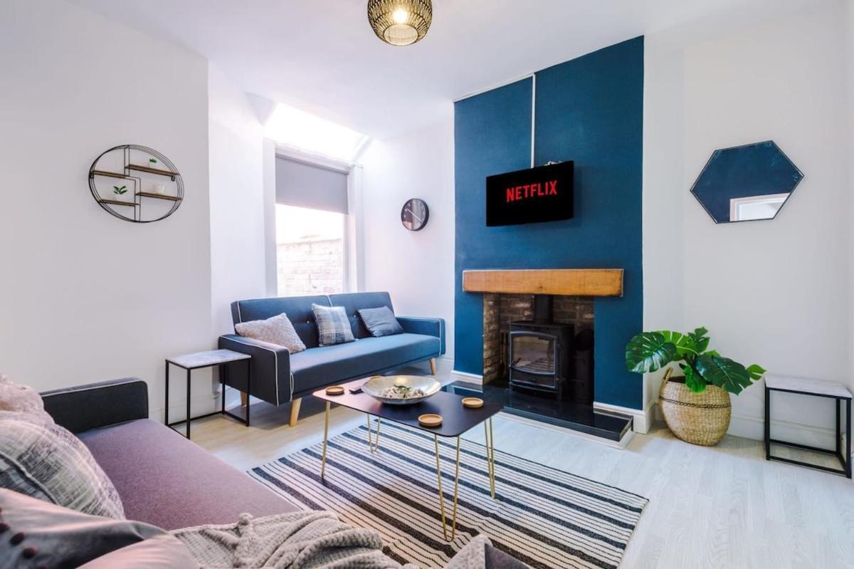 Large 4 Bedroom Home With Free Parking Near Mediacityuk Манчестер Экстерьер фото