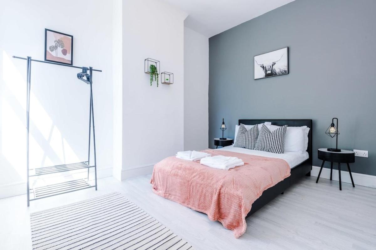 Large 4 Bedroom Home With Free Parking Near Mediacityuk Манчестер Экстерьер фото