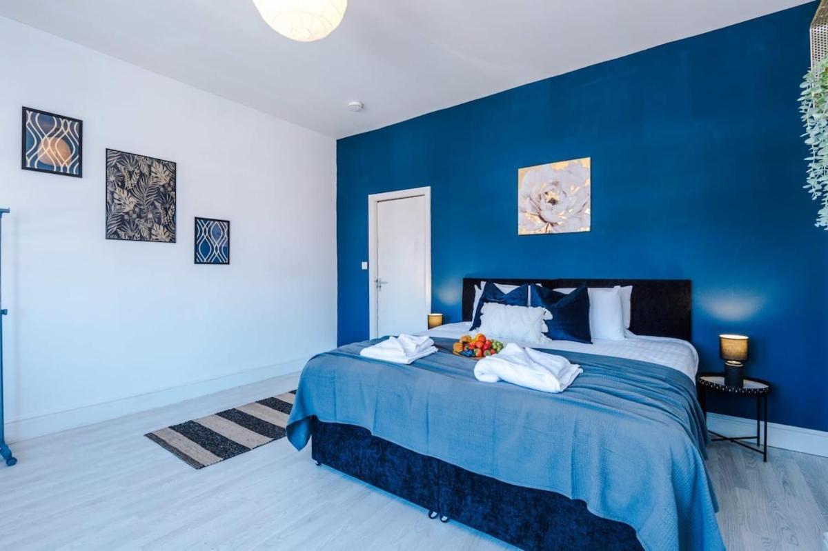 Large 4 Bedroom Home With Free Parking Near Mediacityuk Манчестер Экстерьер фото