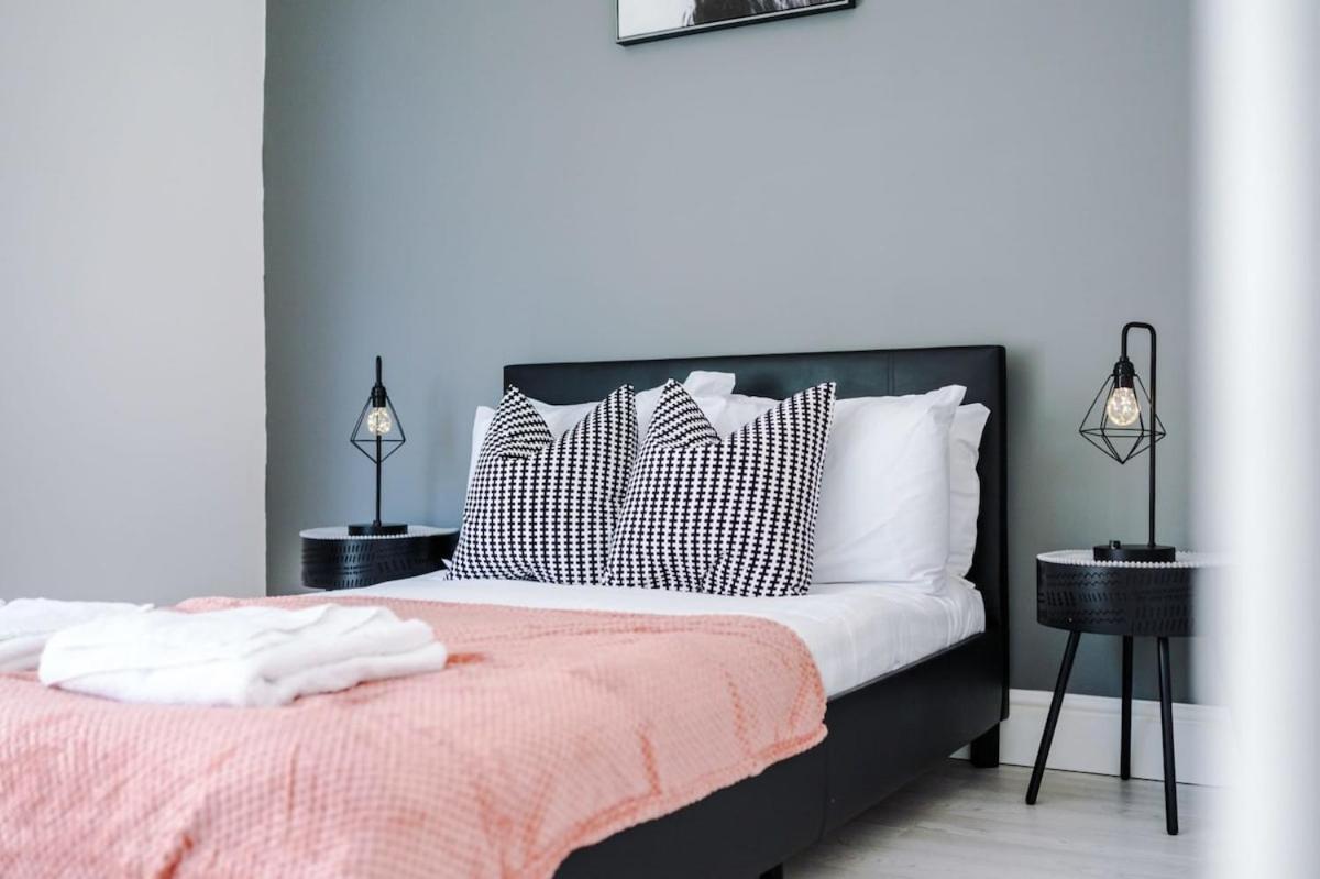 Large 4 Bedroom Home With Free Parking Near Mediacityuk Манчестер Экстерьер фото