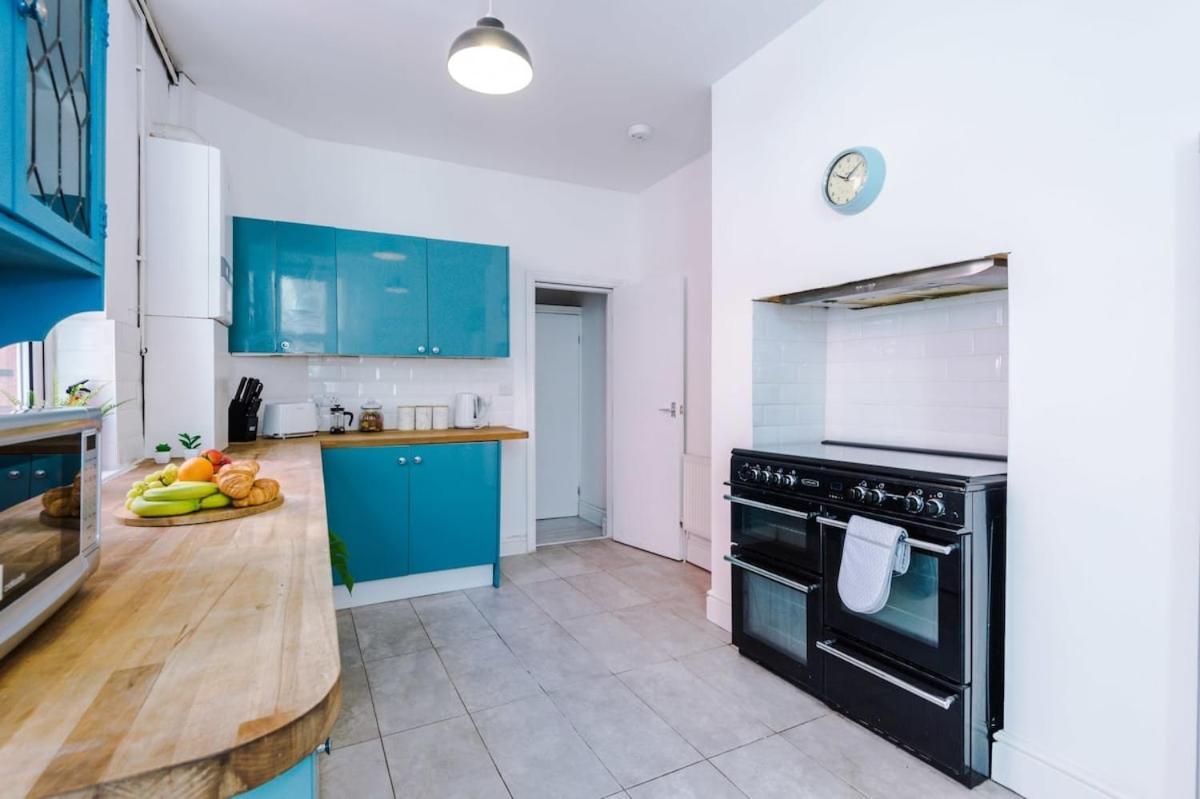 Large 4 Bedroom Home With Free Parking Near Mediacityuk Манчестер Экстерьер фото