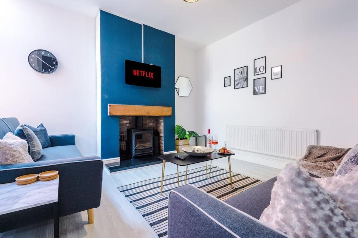 Large 4 Bedroom Home With Free Parking Near Mediacityuk Манчестер Экстерьер фото