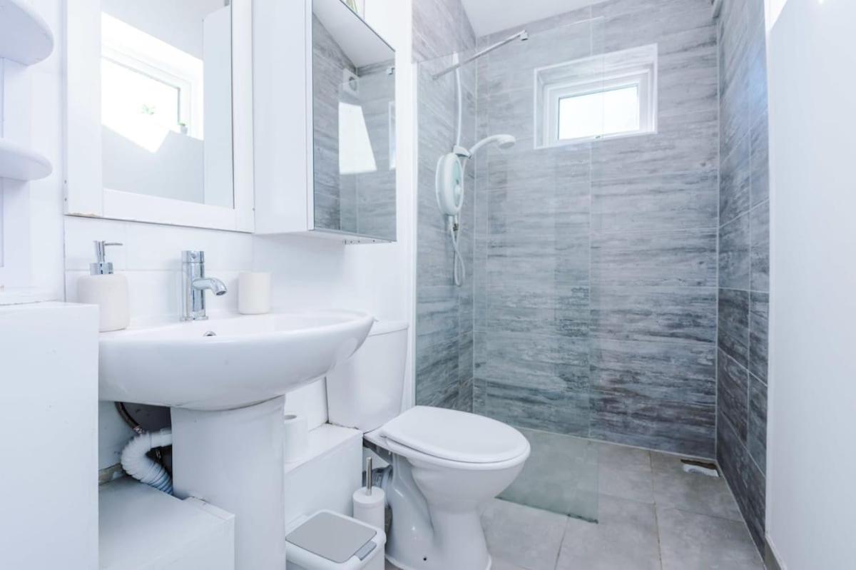 Large 4 Bedroom Home With Free Parking Near Mediacityuk Манчестер Экстерьер фото