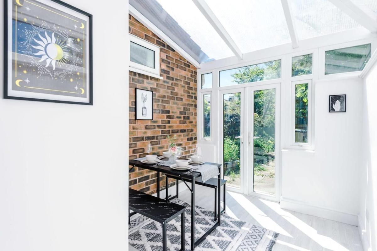 Large 4 Bedroom Home With Free Parking Near Mediacityuk Манчестер Экстерьер фото