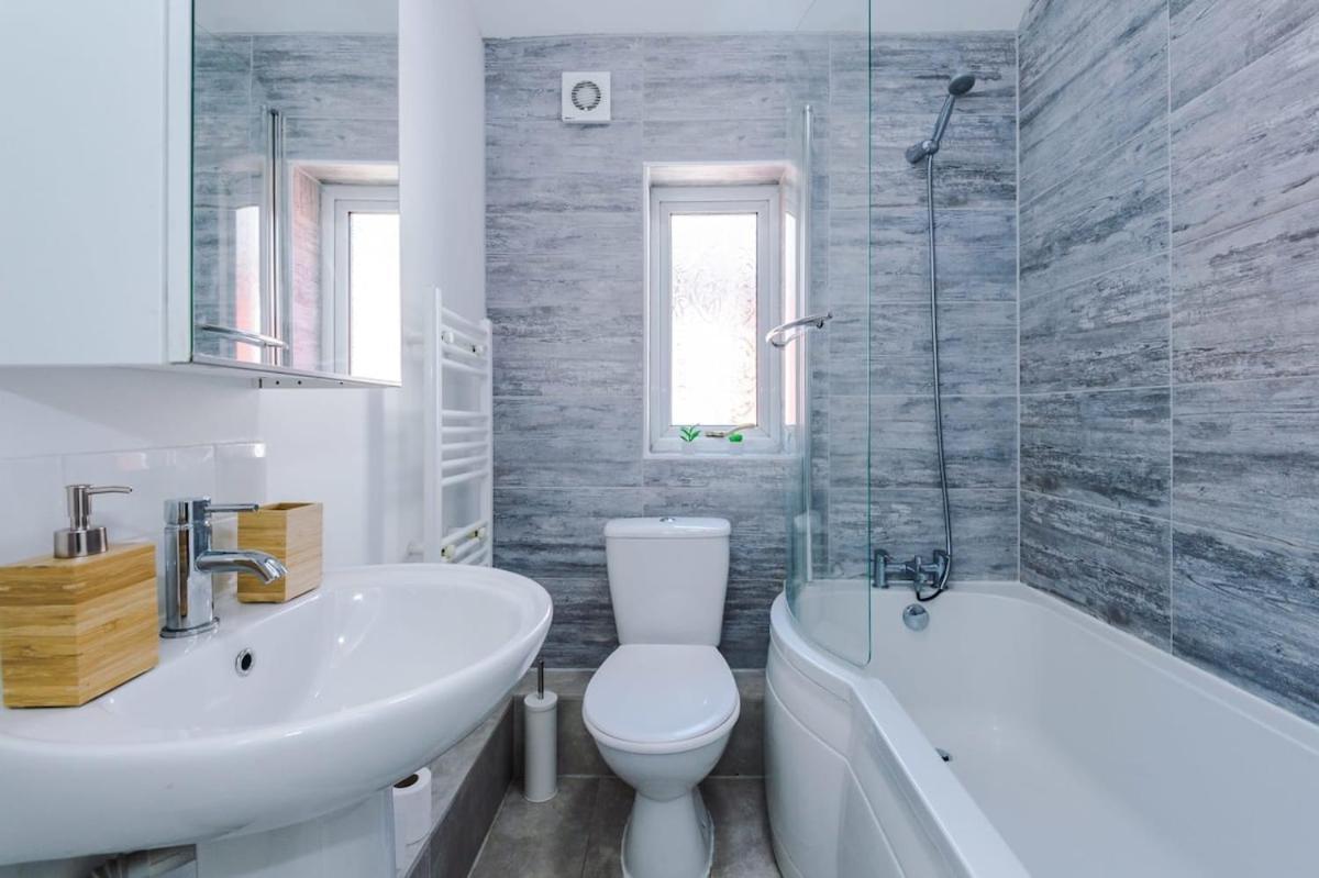Large 4 Bedroom Home With Free Parking Near Mediacityuk Манчестер Экстерьер фото